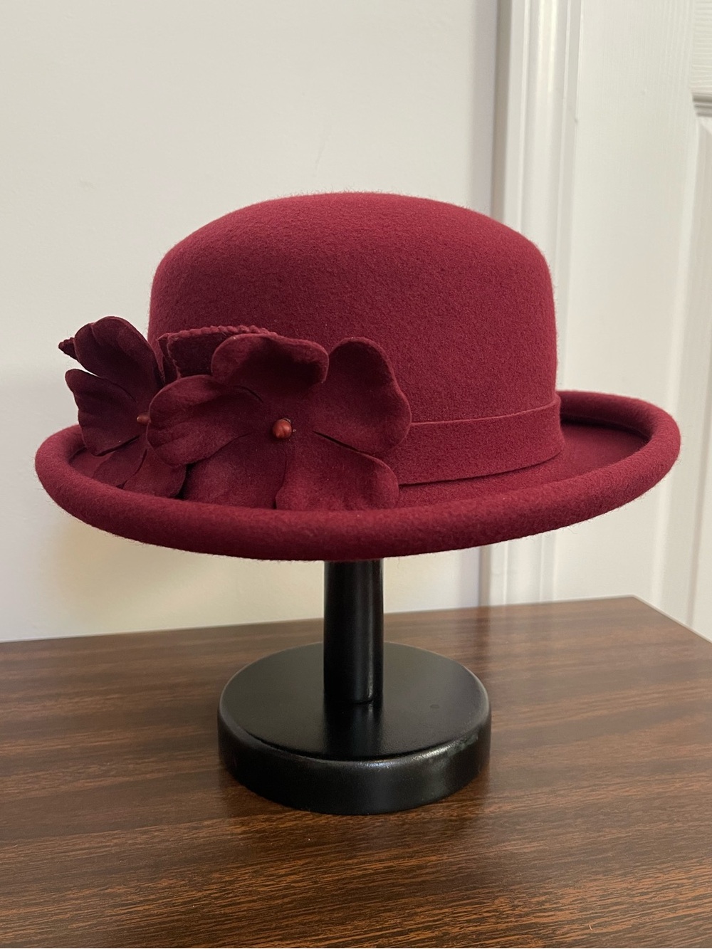 VTG Burgundy Liz Claiborne 100% Wool Cloche Hat with 3D Floral Accent & Hat Box - Picture 2 of 9